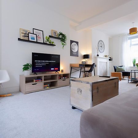 Stayright 3 Bed Home Near Hiking Trails & Parks Llwynypia Extérieur photo