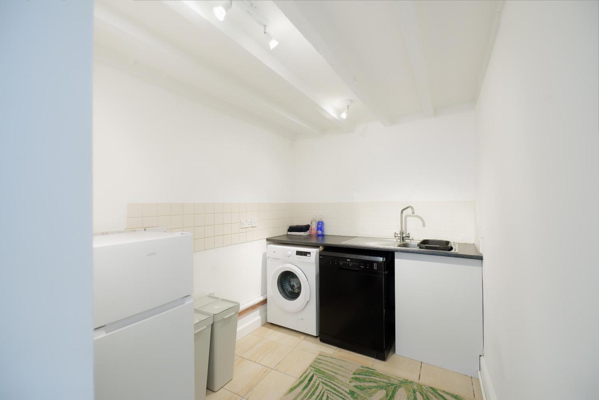 Stayright 3 Bed Home Near Hiking Trails & Parks Llwynypia Extérieur photo