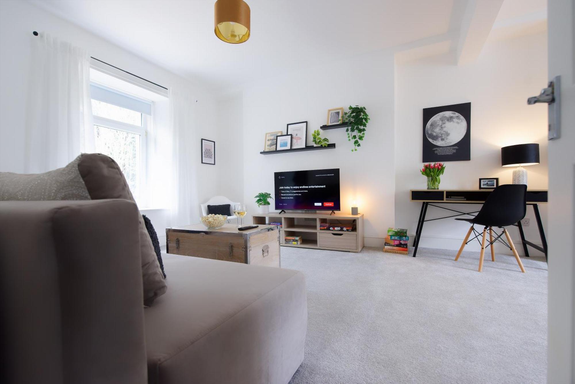 Stayright 3 Bed Home Near Hiking Trails & Parks Llwynypia Extérieur photo